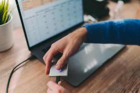 Una persona conectando un disco duro al ordenador.