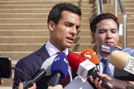 Los abogados de la acusación Mettapon Suwancarern (i) y Juan Gonzalo Ospina (d) a las puertas del tribunal de Samui