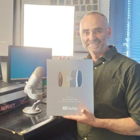 Autoescuelas Mikel obtuvo la placa de YouTube al pasar de los 100.000 suscriptores en 2023