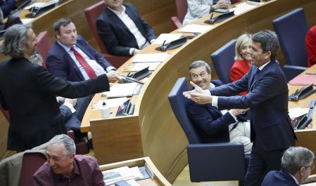 El síndic de Compromís Juan Bordera regala también un libro a Carlos Mazón