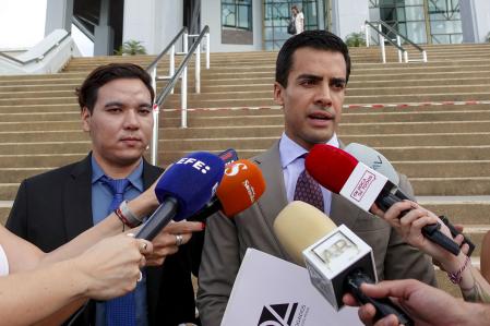 SAMUI (TAILANDIA), 23/04/2024.- Los abogados de la acusación Mettapon Suwancarern (i) y Juan Gonzalo Ospina (d) atienden a la prensa a las puertas del tribunal de Samui este martes en el marco de una nueva sesión del juicio contra el joven español Daniel Sancho en Tailandia por el supuesto asesinato del cirujano colombiano Edwin Arrieta. EFE/ Sitthipong Charoenjai