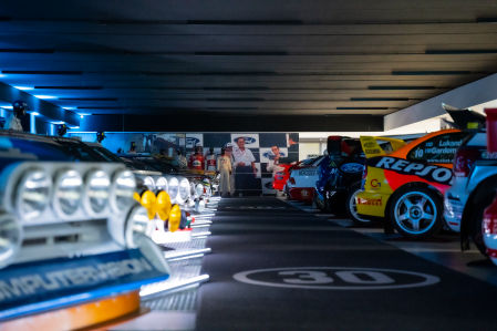 Teo Martín guarda una colección de más de 70 coches de competición en las instalaciones de su escudería en Alcorcón.