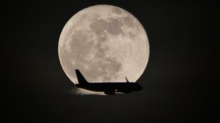 El avión con la Luna Rosa.