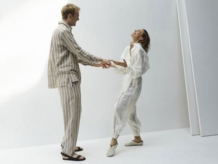 Liam y Verónica visten de Loro Piana. Liam lleva un anillo Trinity cojín, y su madre, pulsera, pendientes y collar de Juste un clou de Cartier