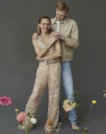 Verónica con top y pantalón de Rabanne. Liam con chaqueta de ante de Tod's. Ella luce un collar Trinity cojín, anillo de oro con diamantes Trinity One y pendiente y pulsera Trinity, de Cartier. Él, anillo Trinity cojín en el meñique