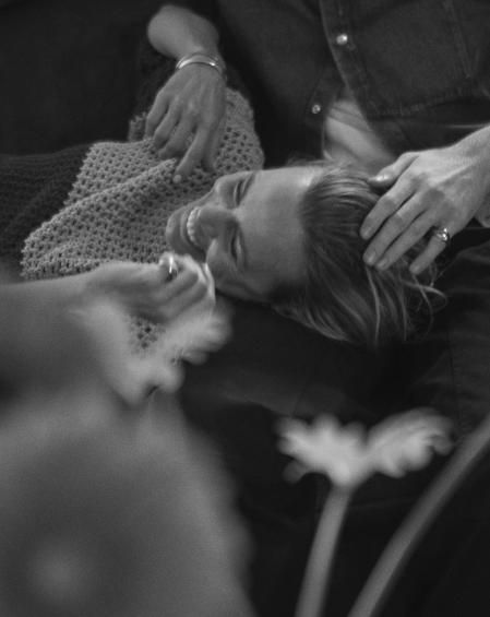 Top de ganchillo Tod’s y chaqueta denim Dior. Verónica, anillo de oro con brillantes Trinity One y colgante, pendiente y brazalete Trinity. Liam, anillo Trinity cojín.