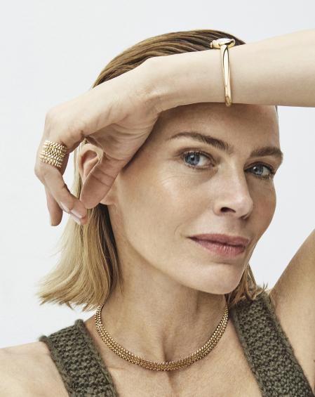 Mono caqui de Max Mara. En la foto se aprecian los engranajes de la colección Clash de Cartier y el oro pulido de la correa del reloj Baignoire