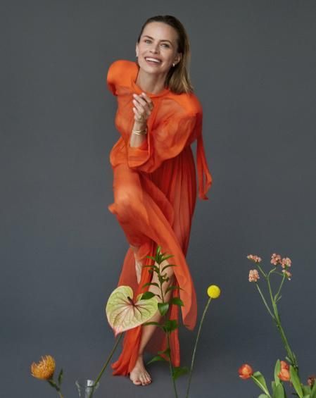 Vestido de gasa Ingorokva. Anillos Clash de oro y diamantes, pulsera y pendientes Trinity de Cartier