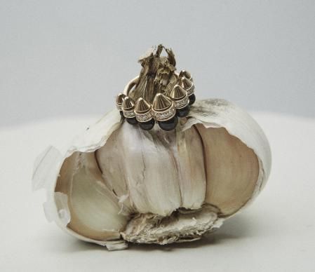 Anillo Clash con ónix y diamantes de Cartier; la colección Clash 
lleva la alta joyería a nuevos territorios