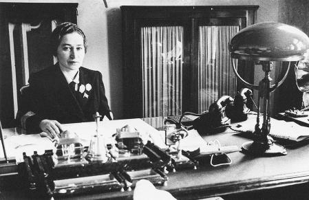 Polina Zhemchuzhina Molotova, directora de TeZhé