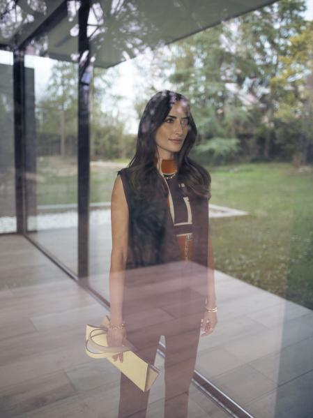 Total look de Fendi: top de Lycra, chaleco de mohair, pantalón de angora y bolso Flip mediano. Pendientes y collar HardWear. Mano izquierda: pulseras y anillo Lock. Derecha: pulsera HardWear. Todo de Tiffany & Co.