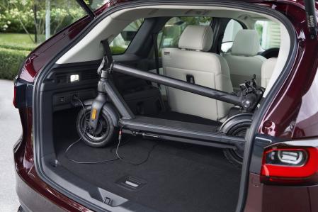 El maletero incorpora un punto de conexión que permite cargar dispositivos externos, como un patinete eléctrico&nbsp;