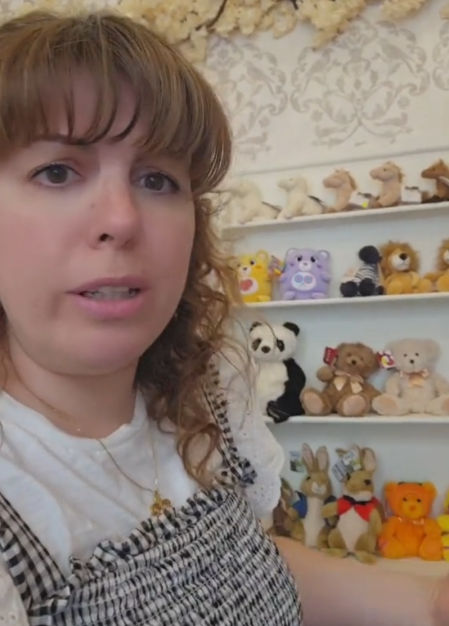La tiktoker muestra el cartel que ha puesto en la puerta de su tienda de peluches.