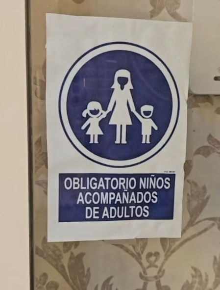 Este es el cartel que ha puesto en la puerta de su tienda de peluches.