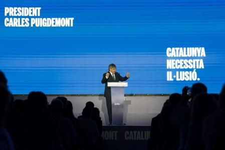 ARGELÈS-SUR-MER (FRANCIA), 25/04/2024.- El expresidente catalán y candidato a la presidencia de la Generalitat, Carles Puigdemont, durante el acto de inicio de campaña electoral de JxCat celebrado este jueves en la localidad francesa de Argelès-sur-Mer. EFE/David Borrat.