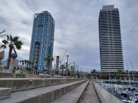 En estas gradas del Port Olímpic se cometió el primer asesinato de ‘Poble Nou’