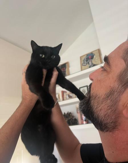 El presentador sostiene en brazos a una de sus dos gatas