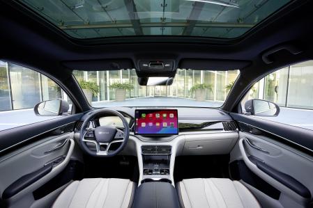 El salpicadero monta una gran pantalla central para el sistema de infoentretenimiento