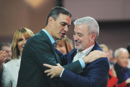 El presidente del Gobierno, Pedro Sánchez (i), y el candidato a la alcaldía de Barcelona por el PSC, Jaume Collboni (d), en el Palacio de Congresos de Barcelona, a 11 de diciembre de 2022, en Barcelona, Catalunya (España). Sánchez participa en este acto tras no poder acudir en septiembre a la Festa de la Rosa del PSC en Gavà por contagiarse de Covid-19. Durante el acto, el presidente del Gobierno muestra su apoyo al primer teniente de alcalde y candidato socialista a la Alcaldía de Barcelona, Jaume Collboni, en los próximos comicios de mayo de 2023.