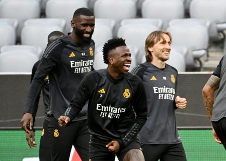 Soccer Football - Champions League - Real Madrid training- Allianz Arena, Munich, Germany - April 29, 2024 Real Madrid's Luka Modric, Vinicius Junior and Antonio Rudiger during training REUTERS/Angelika Warmuth