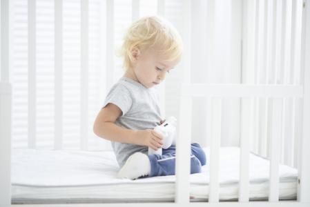 Cama infantil con barreras.