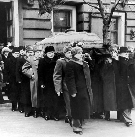 De izqda. a dcha., llevan el féretro de Stalin: Beria, Malenkov, Vasili Stalin, Mólotov, Bulganin, Kaganovich y Shvernik, 1953.