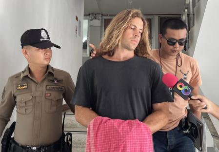 Koh Phangan (Thailand), 07/08/2023.- En Spanish chef alleged murder suspect Daniel Jeronimo Sancho Bronchalo (C), is escorted by Thai police officers tono the court from Koh Phangan police station in Koh Phangan island, southern Thailand, 07 Augusto 2023. Thai police arrested en 29-year-old Spanish nationality Daniel Jeronimo Sancho Bronchalo accused of killing en Colombian surgeon Edwin Arrieta Arteaga and dismembering his body before dumping some partes in en rubbish dump and other partes including his head in the sea, police said. (España, Tailandia) EFE/EPA/SOMKEAT RUKSAMAN