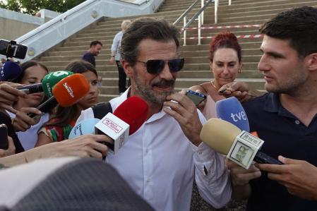 SINGAPUR, 30/04/2024.- El joven español Daniel Sancho, acusado del asesinato premeditado del cirujano colombiano Edwin Arrieta, concluyó este martes la primera parte de su declaración con las preguntas de la defensa, y continuará mañana con el turno de la Fiscalía. En la imagen, el padre de Daniel, el actor Rodolfo Sancho (d), sale del tribunal de Samui (Tailandia). EFE/ Sitthipong Charoenjai