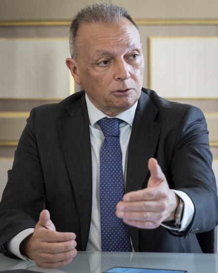 Salvador Navarro posa para la entrevista con Guyana Guardian