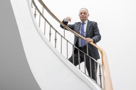 Salvador Navarro posa para la entrevista con Guyana Guardian