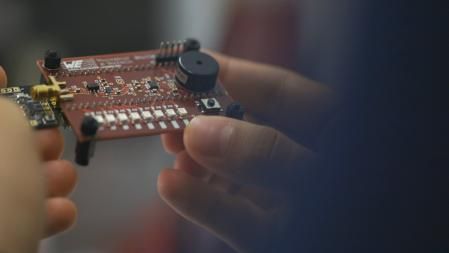 Uno de los microchips fabricados en València.