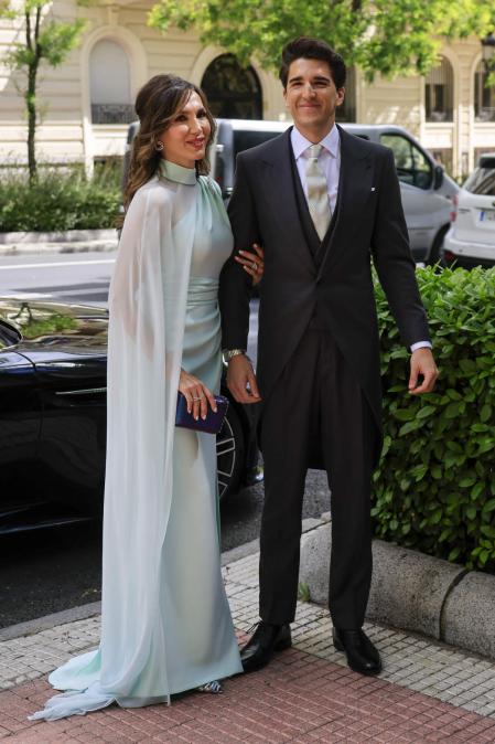 Javier García Obregón y su madre Paloma Lago entrando al enlace