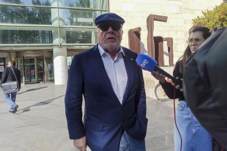 GRAFCVA180. VALENCIA, 26/04/2024.- El comisario jubilado José Manuel Villarejo ha acudido al juzgado que lleva el caso Erial y en el que será llamado a declarar como testigo más adelante y ha mantenido ante los medios de comunicación que la verdad 