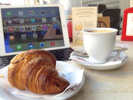 Desayuno con portátil