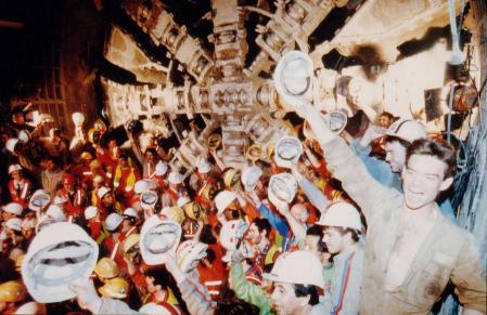 Conclusión de los trabajos de excavación del Eurotúnel, abril de 1994.