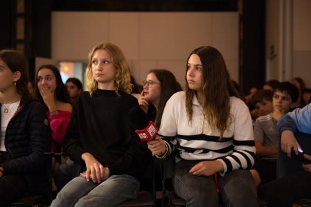 Dos redactoras de Junior Report RED grabando la rueda de prensa con The Tyets.