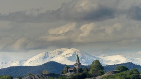 El Puigmal nevado visto desde Manlleu.