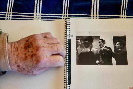 El artista muestra la foto de Jesse Fernández que documenta el momento en el que le cortó el bigote a Dalí