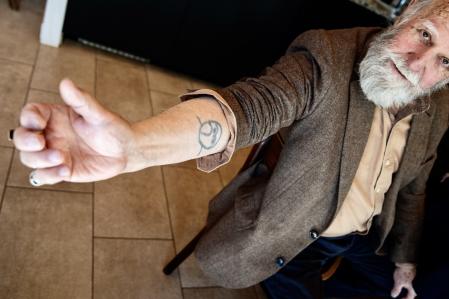 Gardy Artigas muestra el antebrazo tatuado con un Picasso