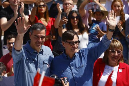 El secretario general del PSOE y presidente del Gobierno, Pedro Sánchez, junto al primer secretario del PSC y candidato a la Generalitat, Salvador Illa, en el mitin de Montmeló.
