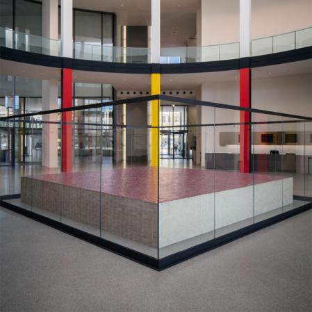 Escultura realizada en la Pinacoteca de Berlín, con un millón de pasaportes alemanes