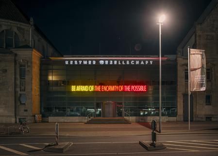 'Sed conscientes de la enormidad de lo posible' (2024), instalación en Hannover (Alemania)