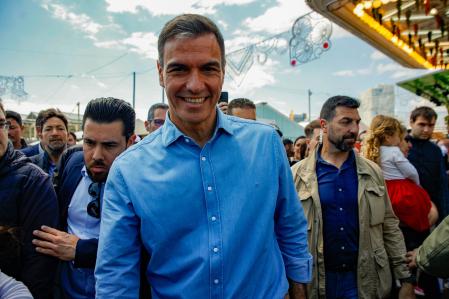 El presidente del Gobierno, Pedro Sánchez, a su llegada a la Feria de Abril, a 1 de mayo de 2024, en Barcelona, Catalunya (España). El presidente del Gobierno ha visitado hoy la Feria de Abril,  instalada entre las ciudades de Barcelona y Sant Adrià de Besòs. Ha estado en la caseta del PSC junto al líder del partido y candidato a las elecciones catalanas. Esta es la primera aparición pública de Sánchez después de que el pasado lunes, 29 de abril anunciase que seguía al frente del Gobierno tras tomarse cinco días de reflexión y anular su agenda política.