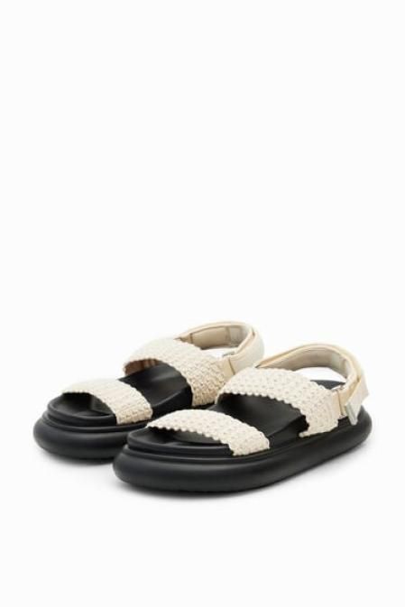 Sandalias con tiras crochet de Desigual.