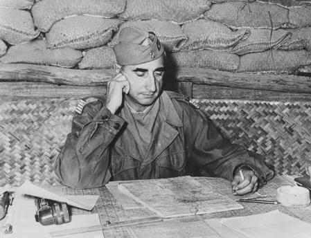El coronel francés Christian De Castries en Dien Bien Phu, Indonesia, 1954