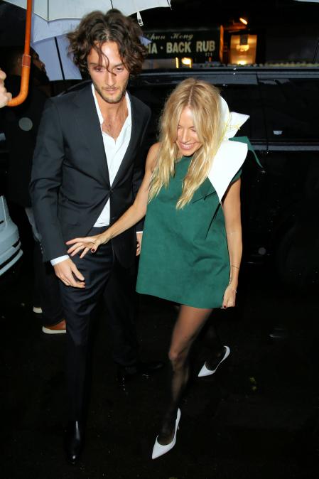 Sienna Miller and Oli Green en la cena organizada por Anna Wintour