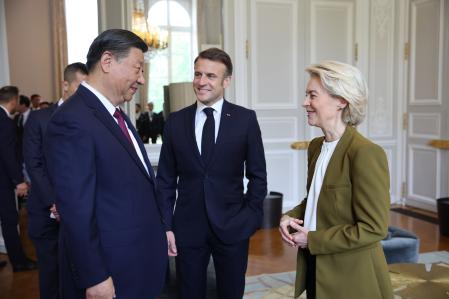 HANDOUT - 06 May 2024, France, Paris: French President Emmanuel Macron (C), European Commission President Ursula von der Leyen (R), and China's President Xi Jinping (L) arrive to attend a meeting at the Elysee presidential palace. Photo: Christophe Licoppe/European Commission/dpa - ATTENTION: editorial use only and only if the credit mentioned above is referenced in full