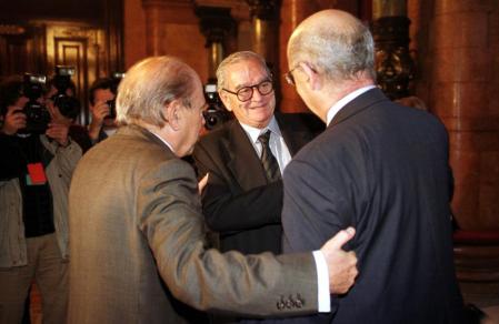 Joan Rigol saluda a su antecesor como presidente del Parlament Joan Raventós en presencia de Jordi Pujol