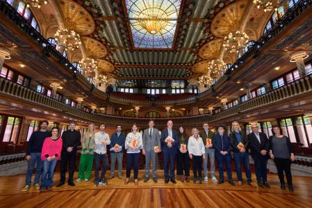 Foto de familia de los responsables artísticos del Palau y de sus artistas invitados