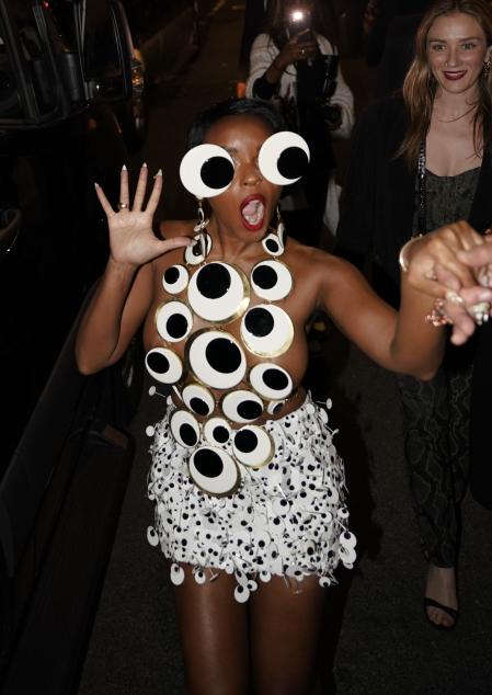 Janelle Monáe dirigiéndose a una de las after party de la gala Met